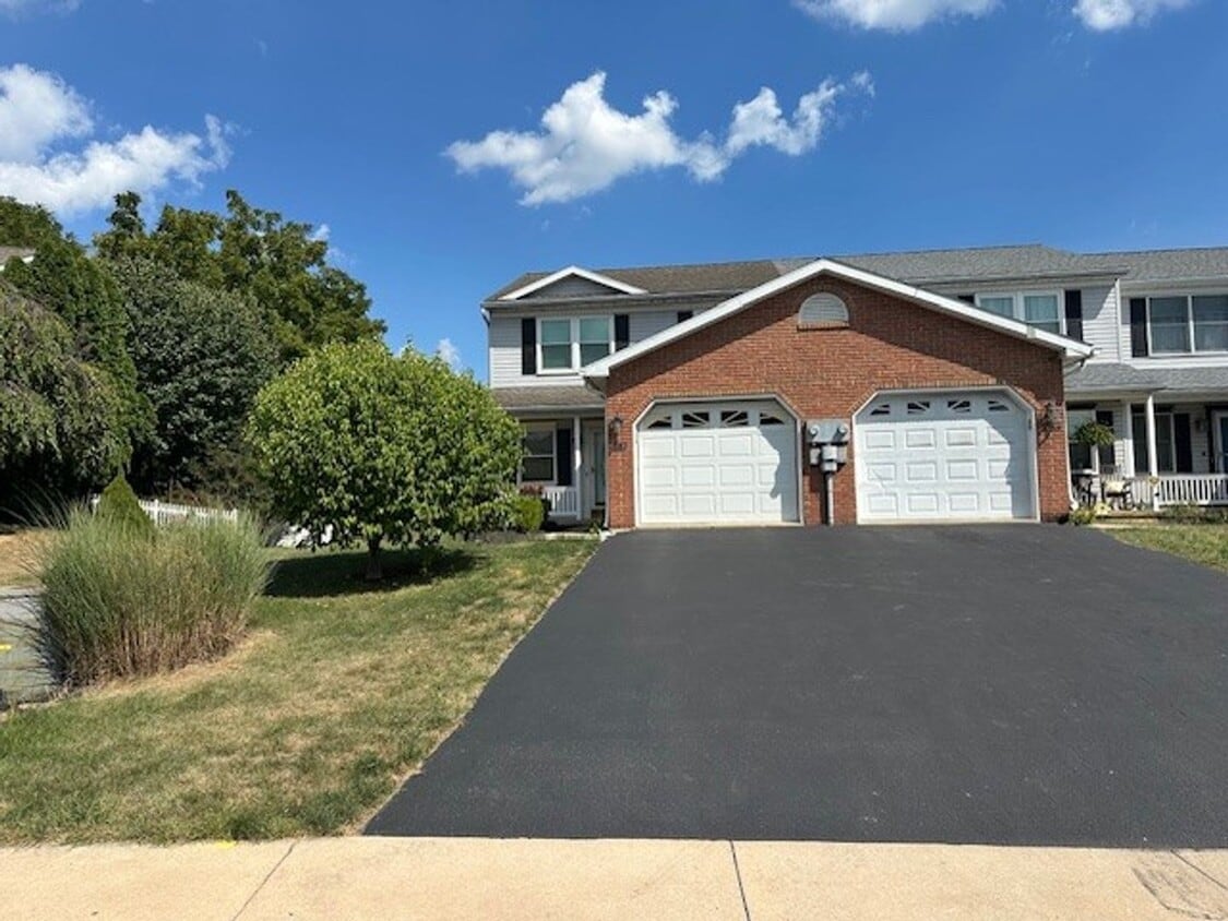 Primary Photo - 267 Acorn Cir