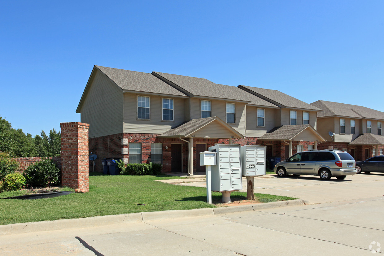 Foto del edificio - East Hills Townhomes