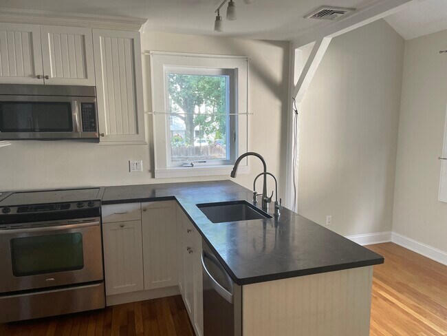 Great Kitchen - 305 Hubbard Ave