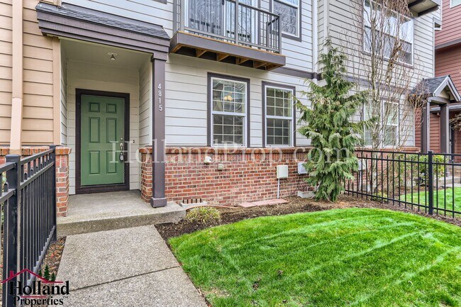 Foto del edificio - Stunning 4-Bedroom Townhouse with Dual Master Suites and Convenient 2-Car Garage in Hillsboro!