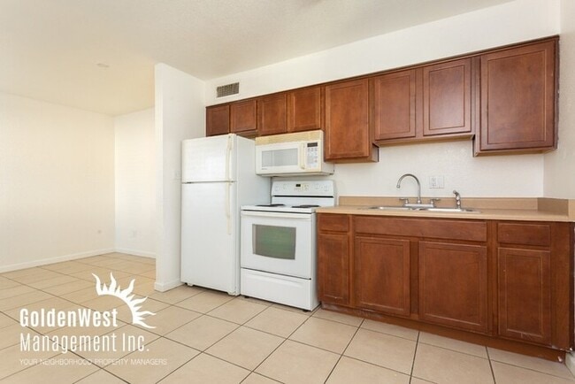 Building Photo - Single Level Spacious 2Bdm 1Ba Apartment i...