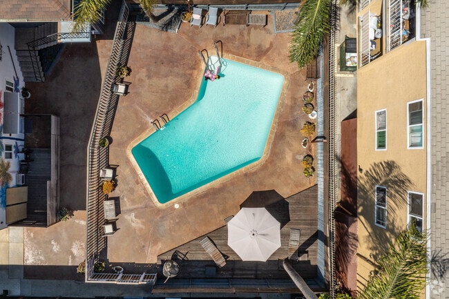 Piscina - 1821 5th St.