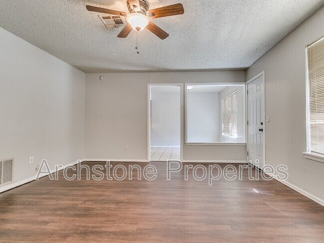 Building Photo - 712 Woodland Dr