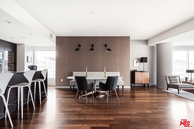 Building Photo - 6250 Hollywood Blvd