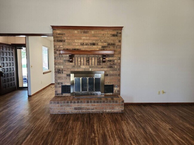 Building Photo - Edmond Rental