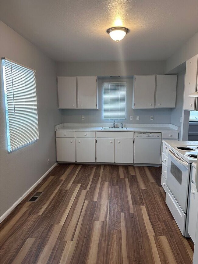 Building Photo - Available Now! 1/2 month free rent!
