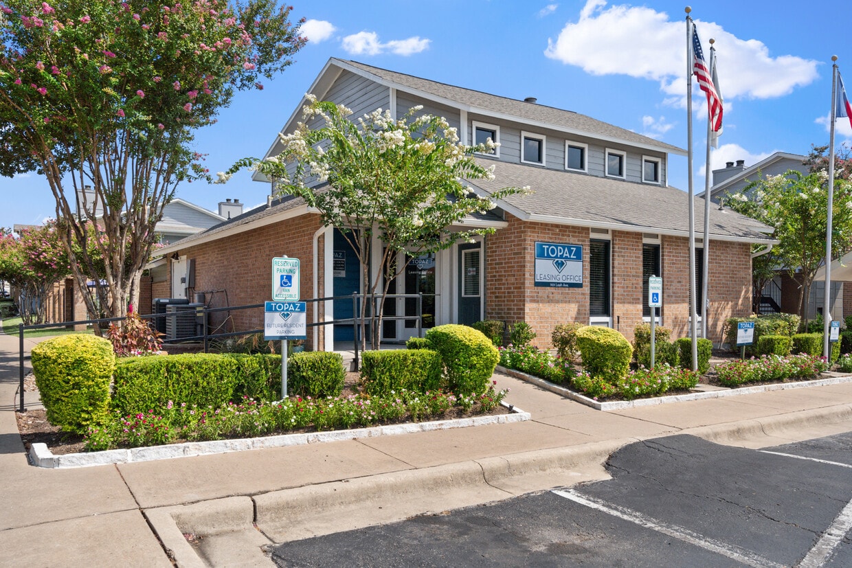 Building Photo - Topaz Apartments