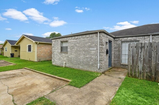 Spacious 3-Bedroom, 2-Bath Home with Moder... - Spacious 3-Bedroom, 2-Bath Home with Moder...
