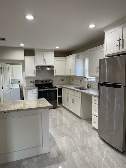 Kitchen with granite - 1809 N Broadway St