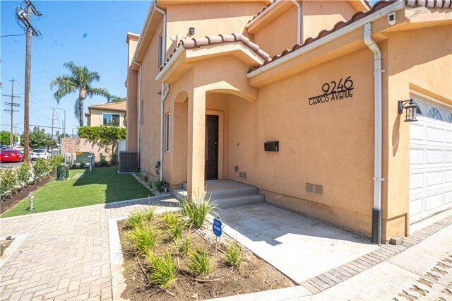 Building Photo - 9246 Cedros Ave