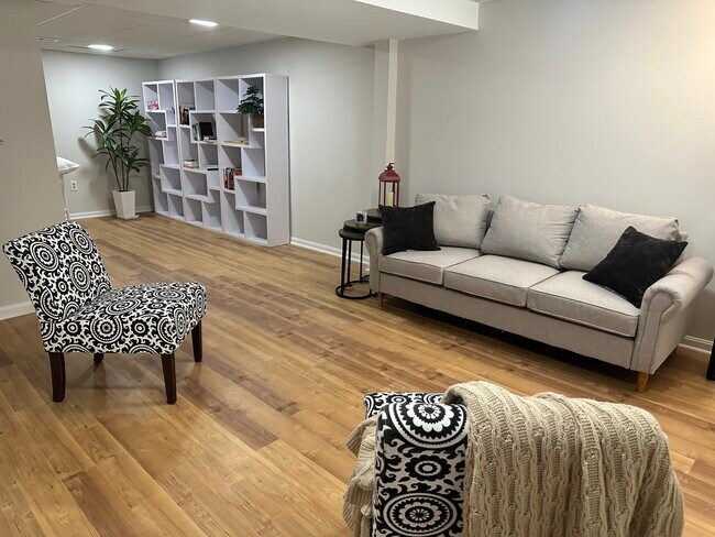 Foto del edificio - 4847 Chevy Chase Dr
