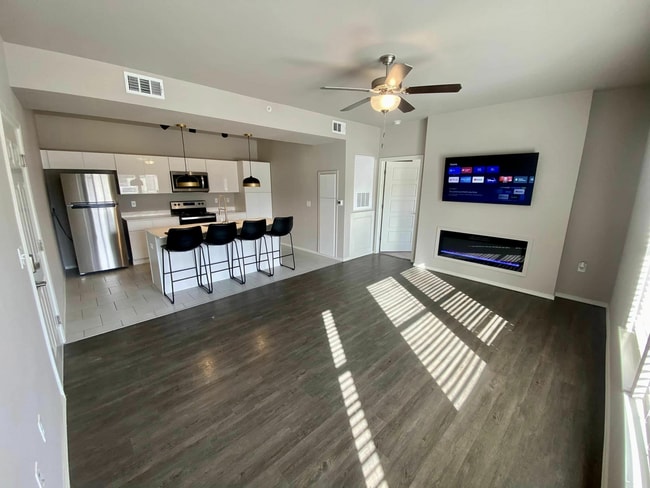 Foto del edificio - Crown at Seven Oaks Apartment Homes