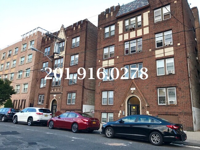 Foto del edificio - 134 Corbin Ave