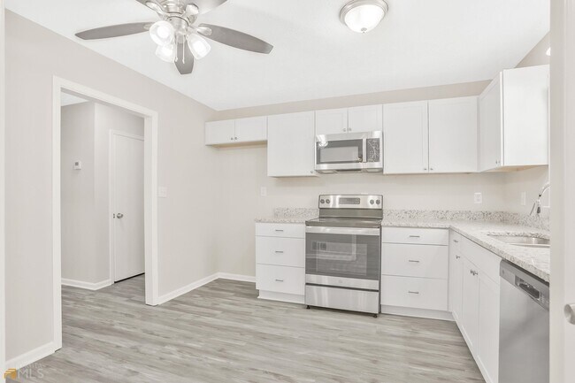 Building Photo - 2405 Hillboro Cir S W