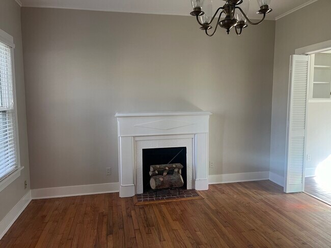 Living room - 3813 Creswell Ave