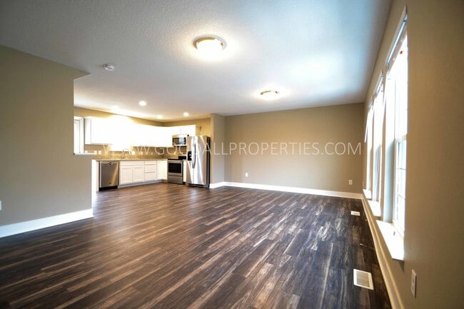 Building Photo - 2 Bedroom, 2 1/2 Bath Townhome in Urbandale with attached 2 car garage