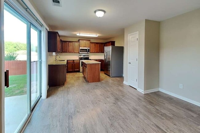 Building Photo - 935 Donington Cir SE