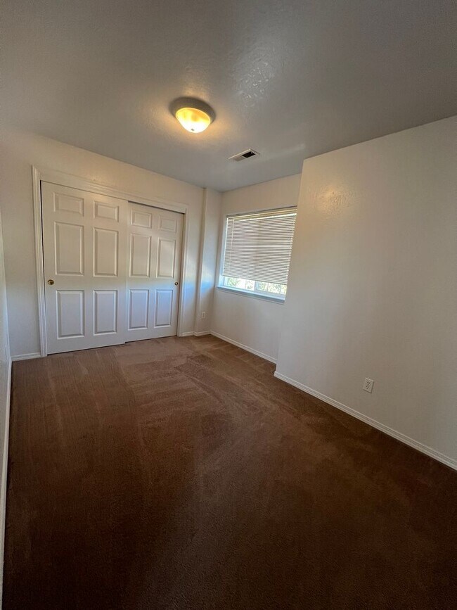 Foto del edificio - 2 Bedroom, 1.5 Bathroom - Upstairs/Downsta...