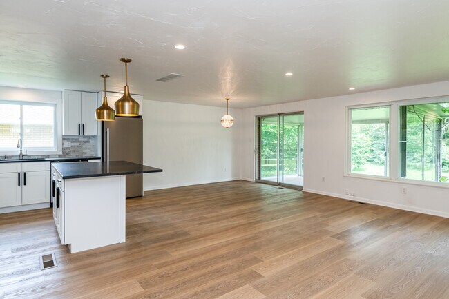 Building Photo - 1380 Maple Grove Dr