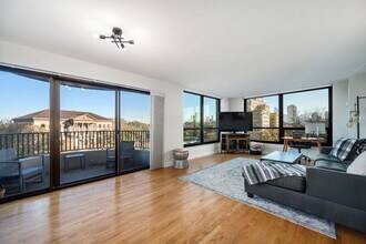 Building Photo - 2020 N Lincoln Park W