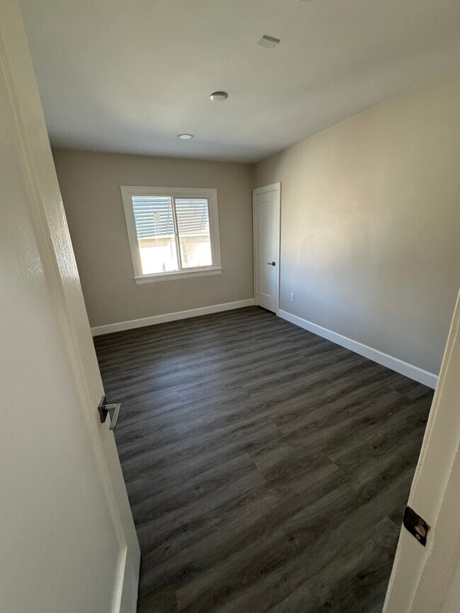 Foto del edificio - 1468 E Chevy Chase Dr