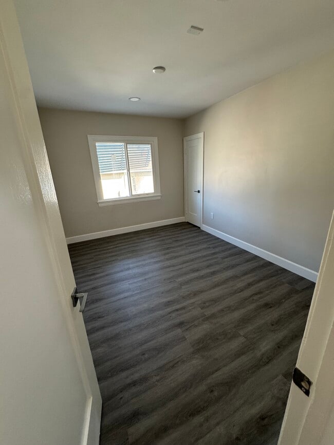 Building Photo - 1468 E Chevy Chase Dr