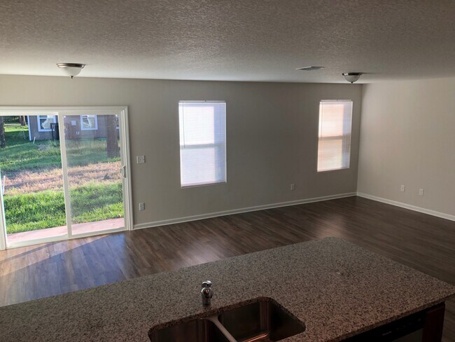 Building Photo - Spacious 3BED/2BATH! Awesome Location!