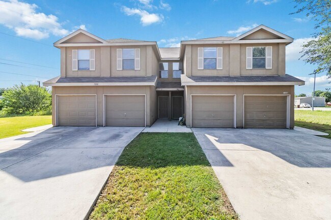 Foto del edificio - Beautiful 3bedroom, 2.5 bathroom townhome!