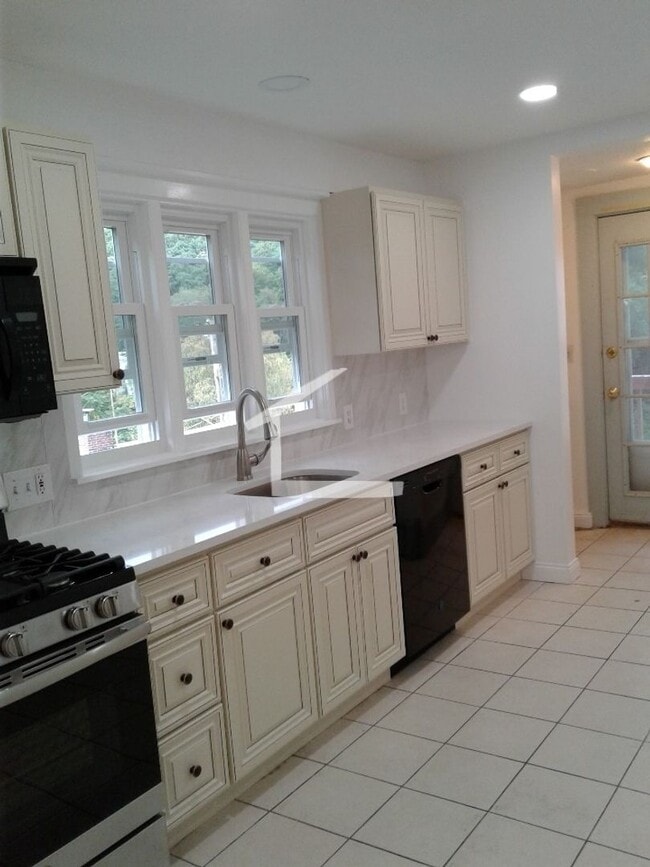 Building Photo - 116 Lake St