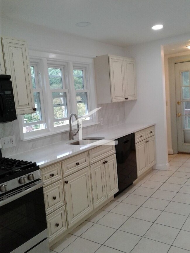 Building Photo - Brighton single family near BC 8bed / 4bath