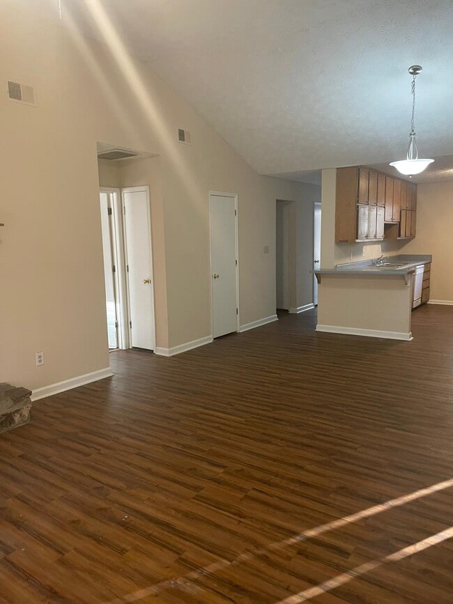 Building Photo - 8546 Pineland Dr