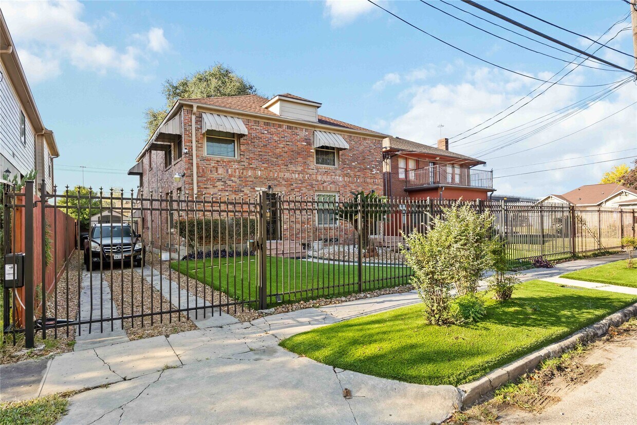 Primary Photo - 2104 Winbern St