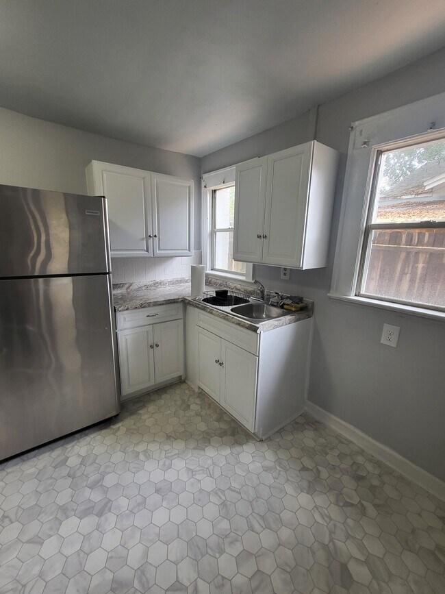Foto del edificio - 1718 Pine Grove Ave
