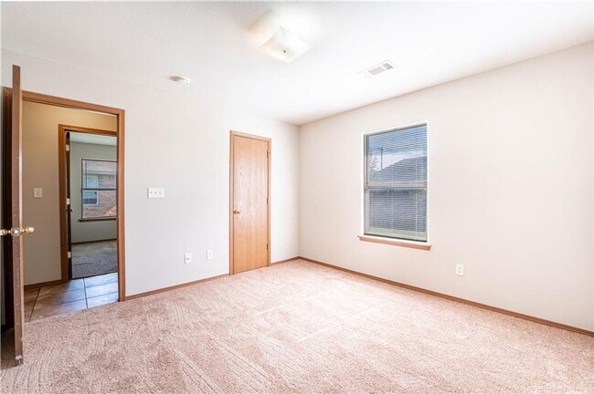 Building Photo - 310 E Marietta Ct