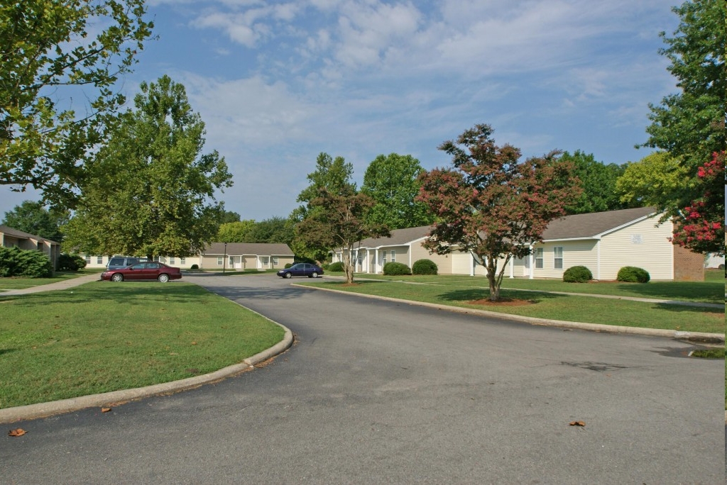 Vista a la calle - Conway Village Apartments