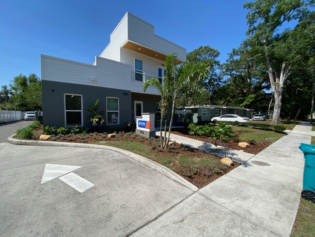 Front - 1818 E Robinson St