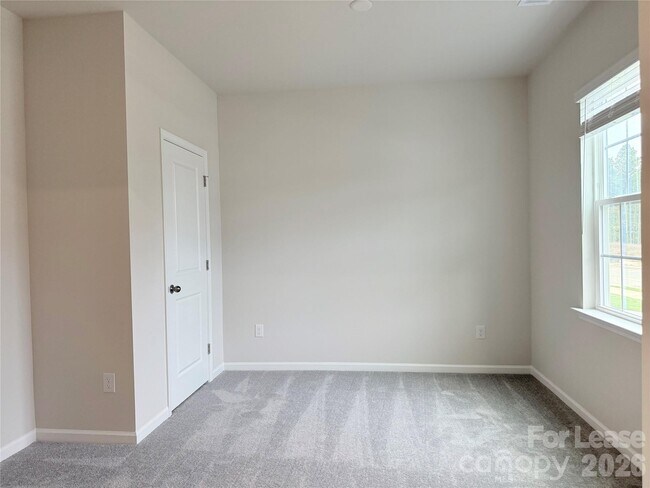 Foto del edificio - 6337 Fairfax Ct