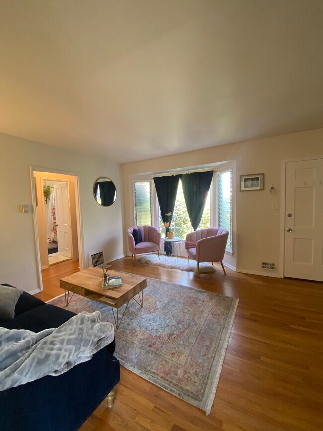 Sala de estar con un gran ventanal. - 1322 Ocean Park Blvd