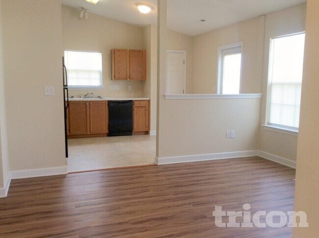 Foto del edificio - 919 Lakehill Rd