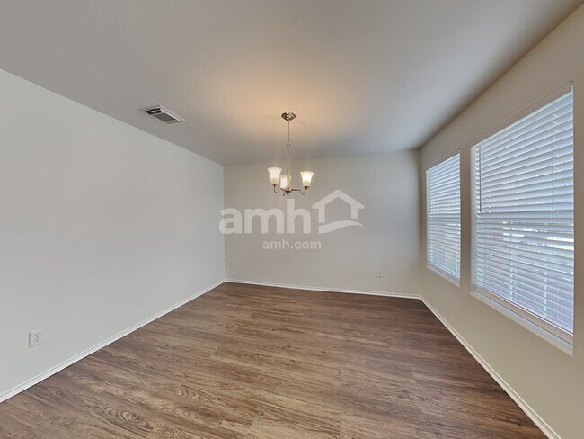 Foto del edificio - 7815 Chervil Ln