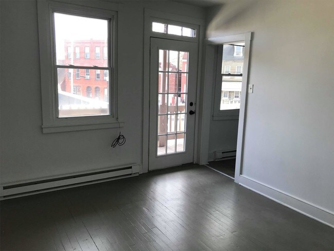 Building Photo - 418 W King St
