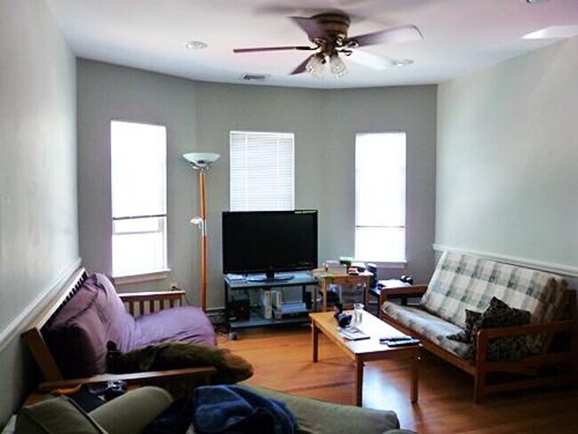 Foto del edificio - Allston 3 Bed w/ 2 Parking + Enclosed Porch – No Fee