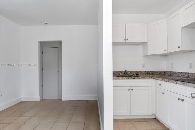 Building Photo - 2047 Lincoln Ave