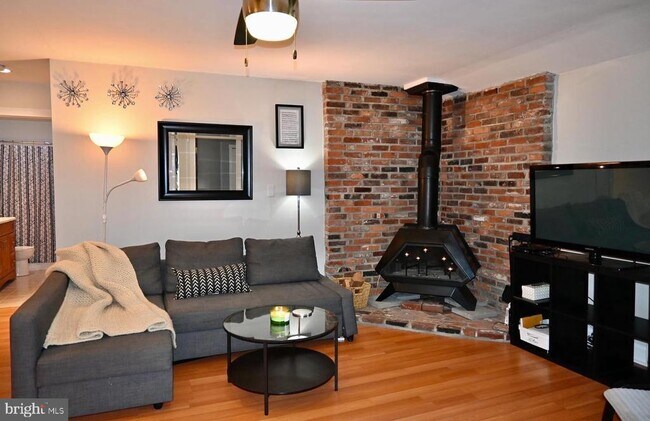 Building Photo - 624 E Walnut St