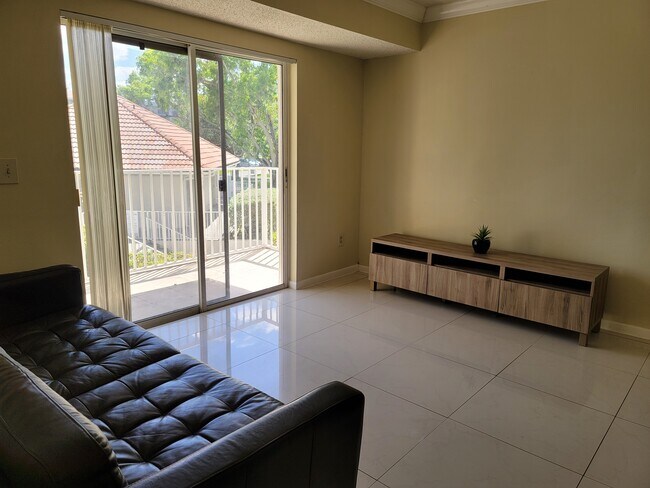 Sala de estar - 8200 SW 210th St