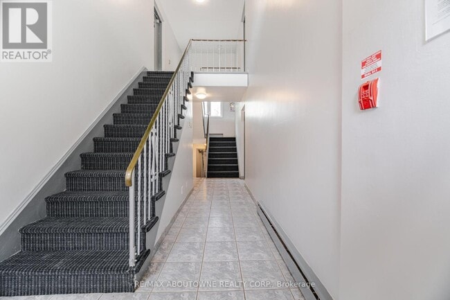 Building Photo - 2320 Hixon St