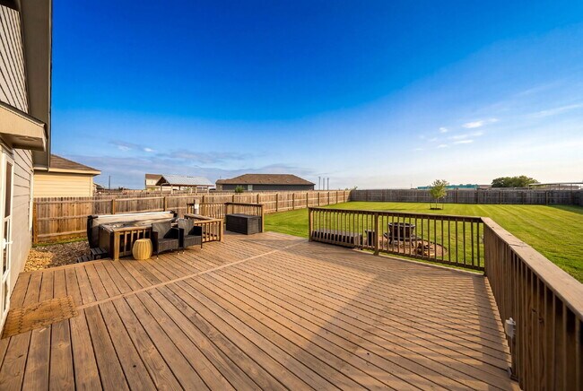 Foto del edificio - Backyard Oasis Living with Space, Style, and Everyday Comfort