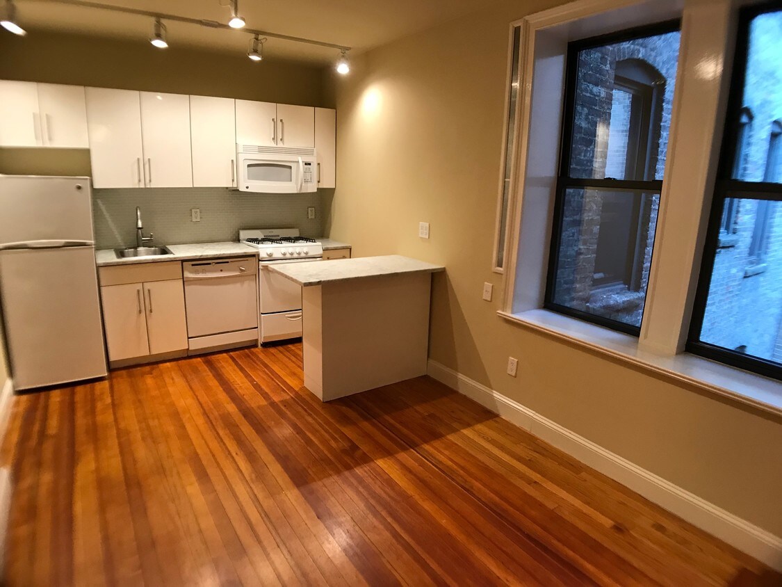 Primary Photo - 235 E 50th St