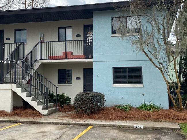 Building Photo - Available in Mid-March- Remodeled 2 Bedroo...