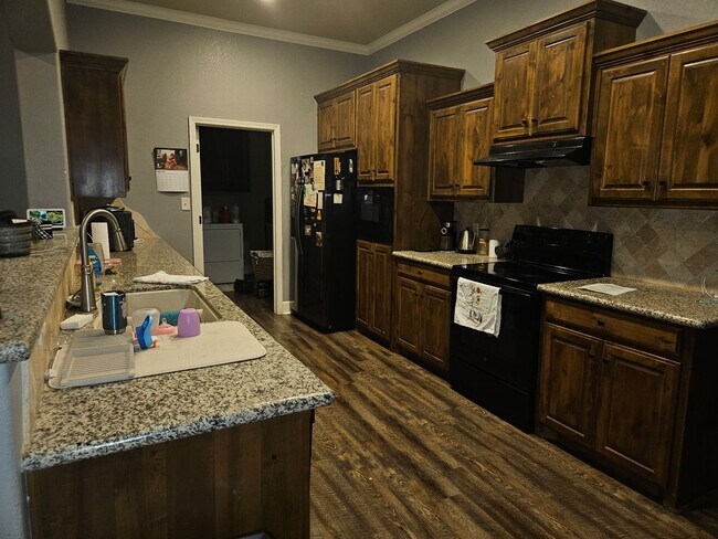 Foto del edificio - Darling home new to rentals ..great location near tech and medical